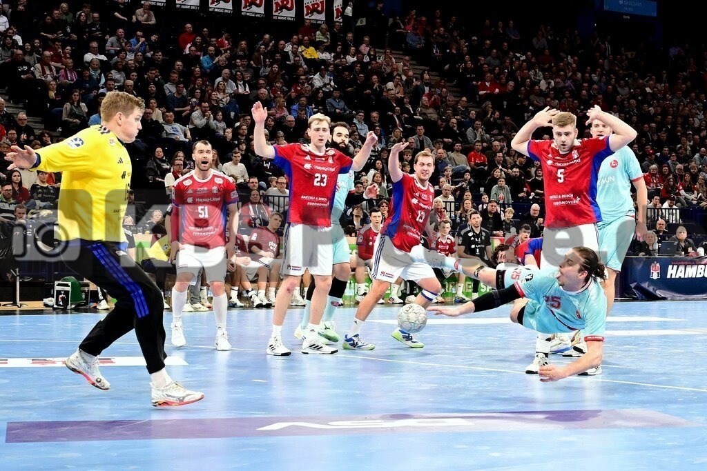 KBS Picture_HSVH-Melsungen_032 | v.l. Haug Robin (HSV Hamburg) , Forsell-Schefvert Olle (MT Melsungen) ,Sportarena :  Barclays Arena Hamburg, - Realisiert mit Pictrs.com