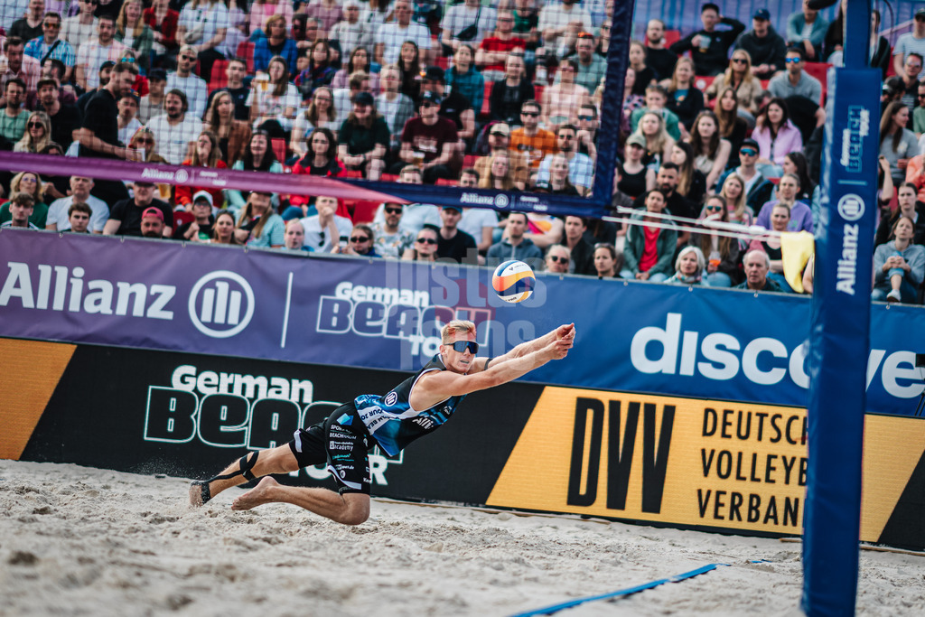 Beachvolleyball | Männer | German Beach Tour 2024 | Tourstop Düsseldorf | 18.05.2024 | Jonas Reinhardt nimmt spektakulär den Ball an
