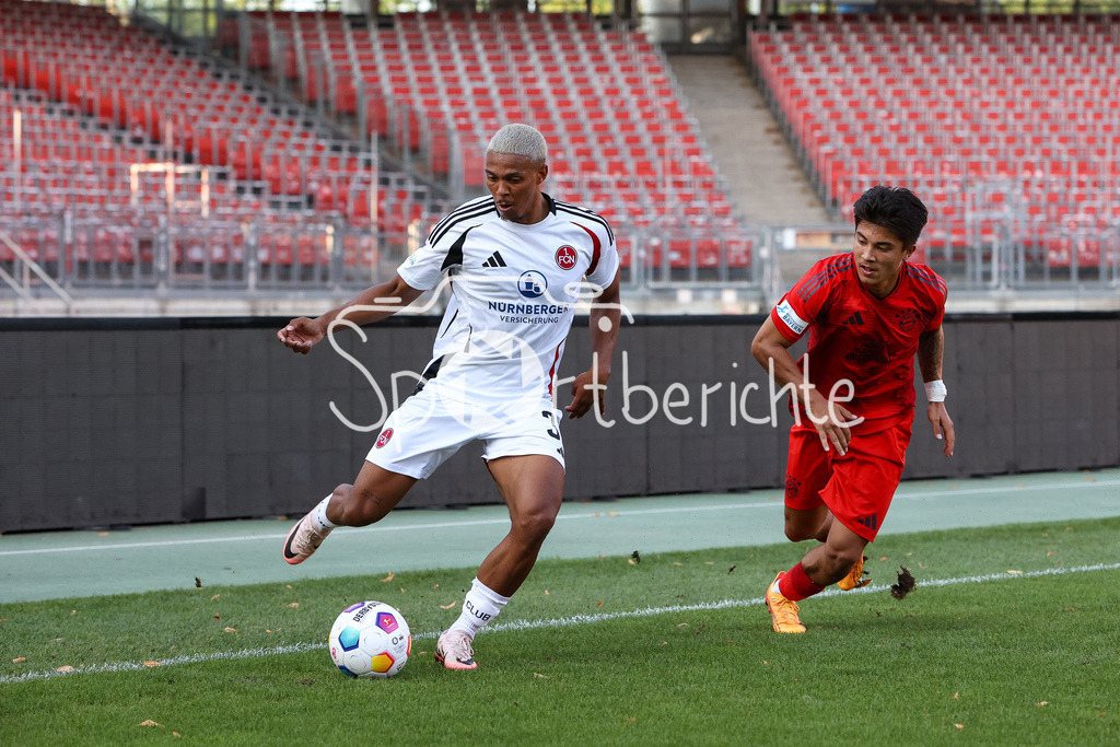 1. FC Nürnberg II - FC Bayern Amateure | im Duell Niklas SOMMER (FCN #37) und Angelo BRUECKNER (FCB #3) / Zweikampf