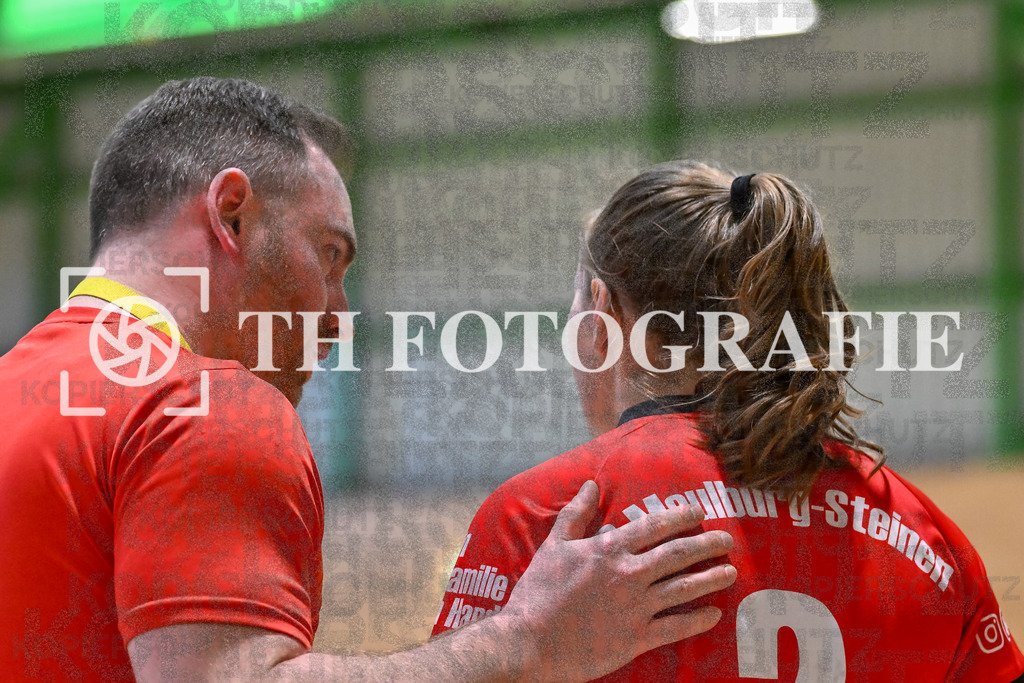 GER, SG Maulburg/Steinen - HB Kinzigtal, Frauen-Handball, Oberliga Suedbaden, 21. Spieltag, Saison 2024/2025, 06.04.2025 | André Leuchtmann (SG Maulburg Steinen, Trainer), Miriam Wolpensinger (SG Maulburg/Steinen, #02)GER, SG Maulburg/Steinen - HB Kinzigtal, Frauen-Handball, Oberliga Suedbaden, 21. Spieltag, Saison 2024/2025, 06.04.2025Foto: TH Fotografie/Thomas Hess