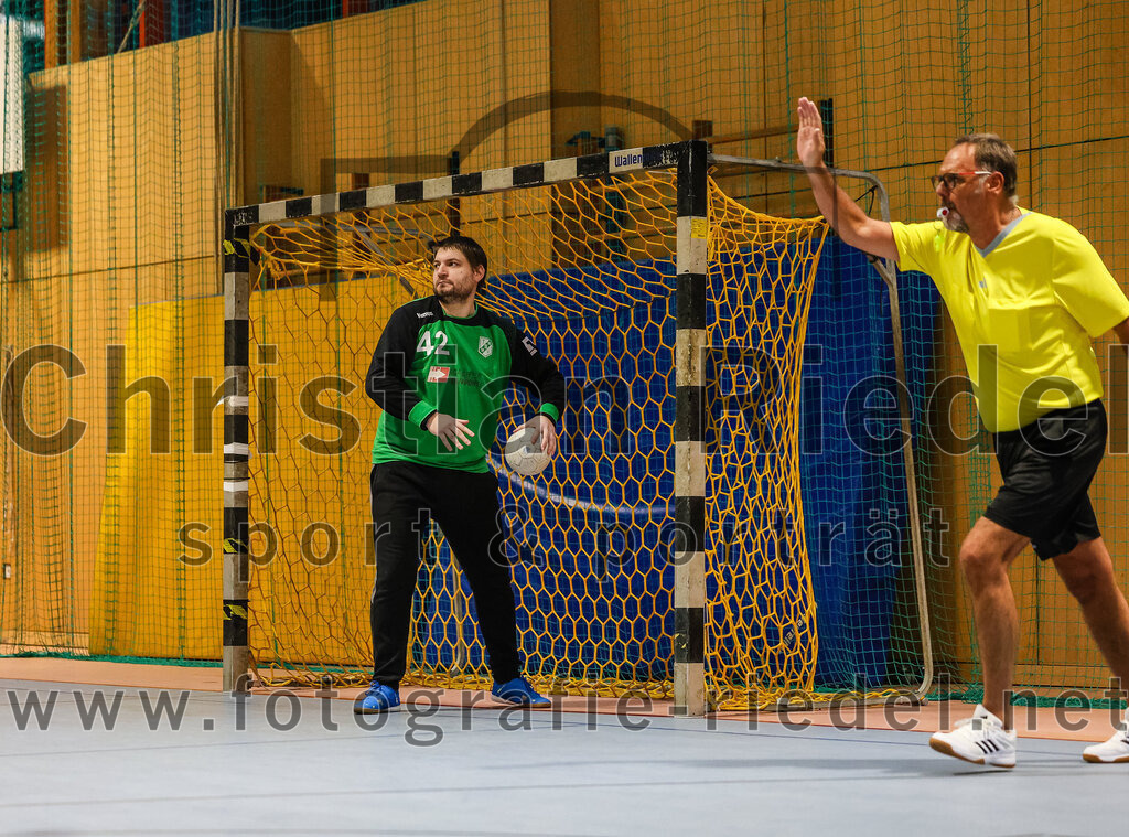 2024-10-20_066_SpVgg_Altenerding_II_gegen_TSV_Taufkirchen-Vils | Erding, Deutschland, 20.10.2024:Handball, Bezirksliga Männer Ost 2024 / 2025, 3. Spieltag, SpVgg Altenerding II gegen TSV Taufkirchen/Vils, Endergebnis: 15:20Torwart Florian Lehner (TSV Taufkirchen/Vils, #42)Foto: Christian Riedel / fotografie-riedel.net
