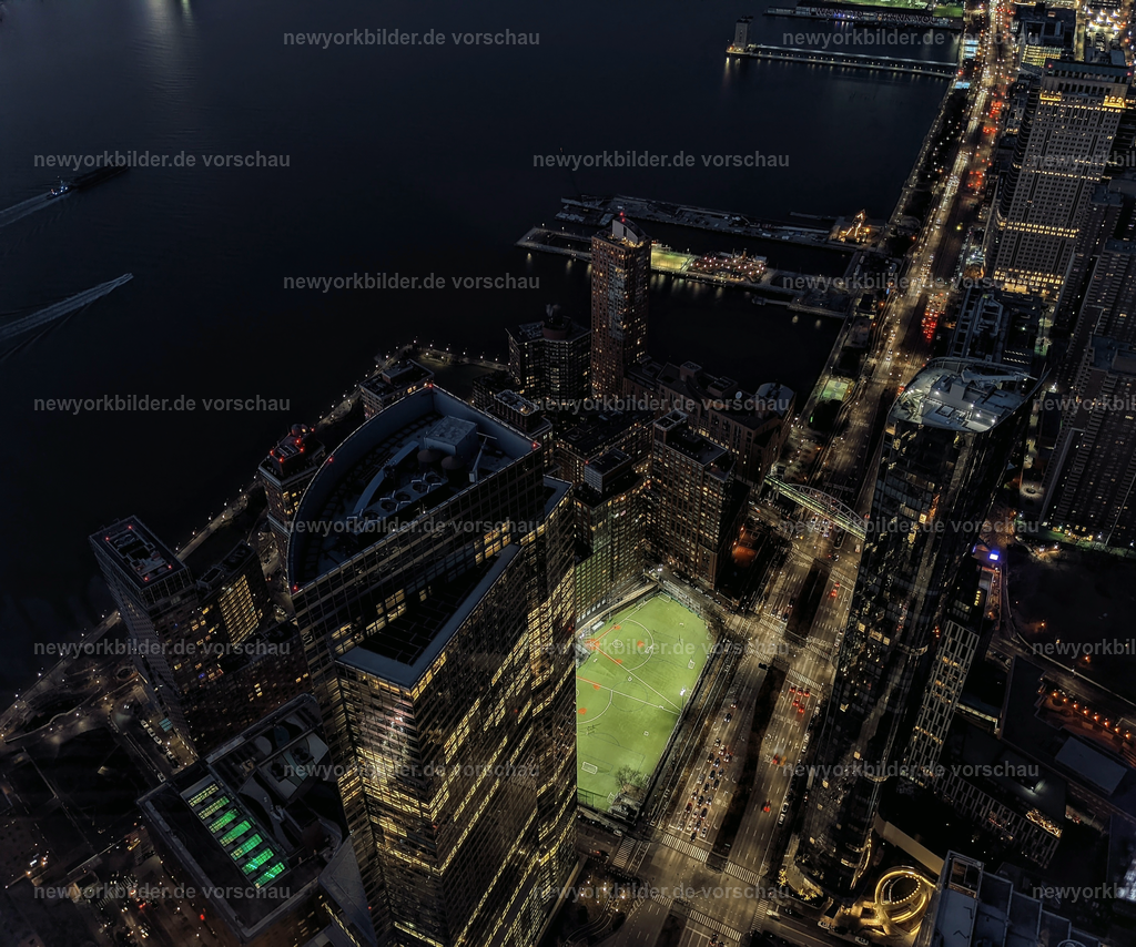 Nächtlicher Blick vom One World Trade Center – Manhattan voller Lichter und Leben | Von der Spitze des One World Trade Centers öffnet sich ein Panorama, das die Nacht in Manhattan lebendig macht. Unter mir glitzern die Straßen wie Lichtadern, Autos ziehen leuchtende Spuren durch die Stadt, und in der Ferne erstrahlen Baseballfelder wie kleine Inseln im Dunkel. Die Skyline wirkt monumental, während die Lichter der Wolkenkratzer den Himmel durchbrechen. Es ist ein Anblick, der die Dynamik und Schönheit New Yorks in einem einzigen Moment verdichtet – kraftvoll, faszinierend und voller Energie. Die Nacht gehört dieser Stadt, und von hier oben wird sie zu einem endlosen Meer aus Licht.