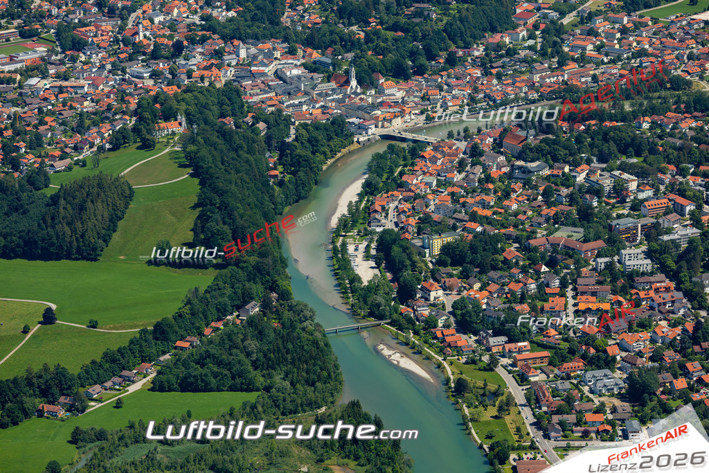 Aktuelles Luftbild von  Bad Tölz - Die Luftaufnahme wurde 2022 mittels UL-Flugzeug erstellt ( keine Drohne ) - hochauflösende Kamera-Systeme von  Canon -Beste Qualität - Für grossformatige Ausdrucke geeignet. Die Geschenkidee !
