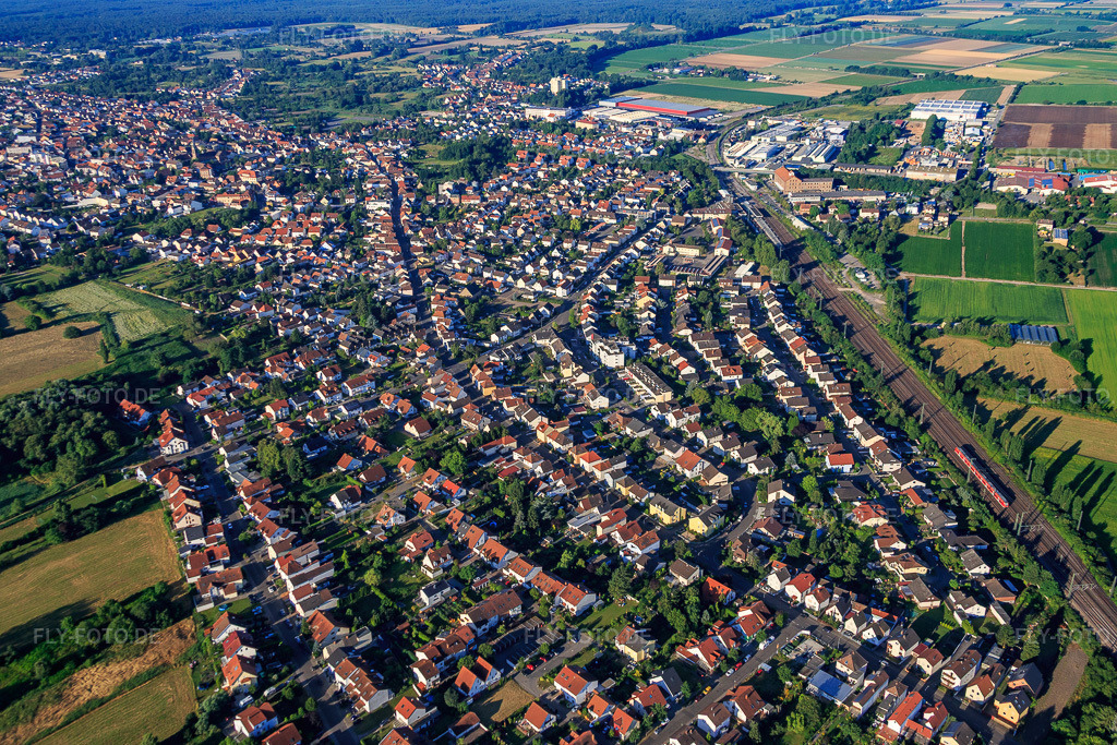Luftbild: Mutterstadter Straße in Schifferstadt im Bundesland Rheinland-Pfalz in Deutschland. Foto: IMG_091674.jpg vom 10.07.2016 durch Werner Riehm/FLY-FOTO.de