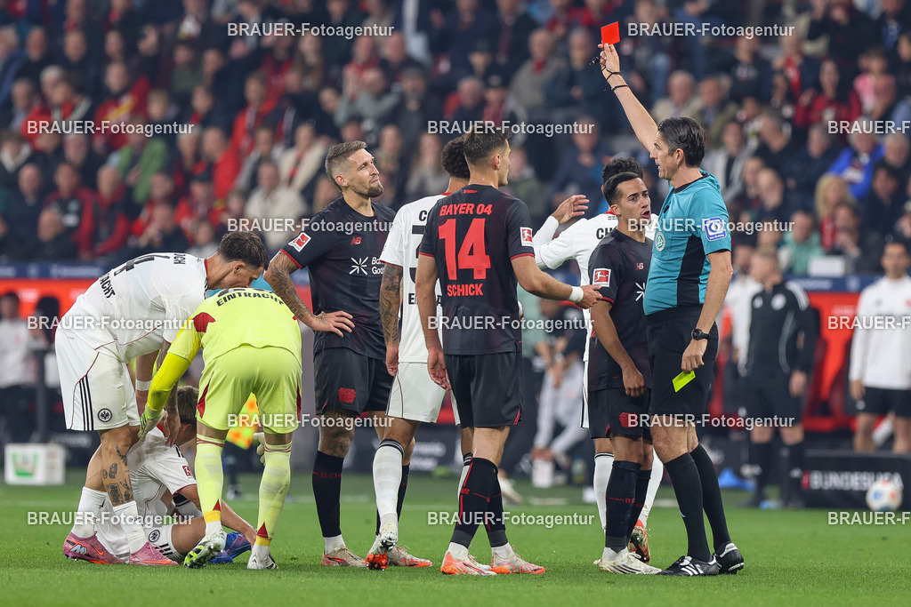 Bayer 04 Leverkusen vs Eintracht Frankfurt - Bundesliga  | Leverkusen, Deutschland, 12.09.25:   Robert Andrich (Bayer 04 Leverkusen) erhaelt die gelb-rote Karte waehrend des Spiels der Bundesliga zwischen  Bayer 04 Leverkusen vs Eintracht Frankfurt in der BayArena(Foto von Brauer-Fotoagentur / Adrian Schlueter)