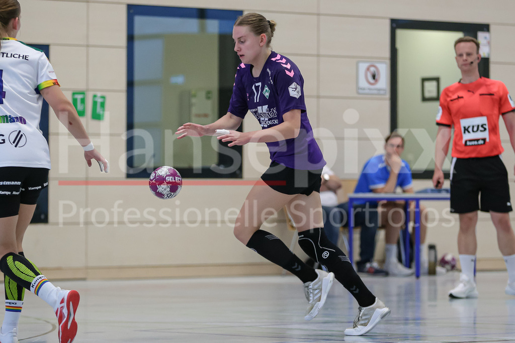 Handball, Testspiel Frauen, VfL Oldenburg - SV Werder Bremen | v.li.: Meike Becker (SV Werder Bremen, 17) am Ball, Spielszene, Aktion, Action