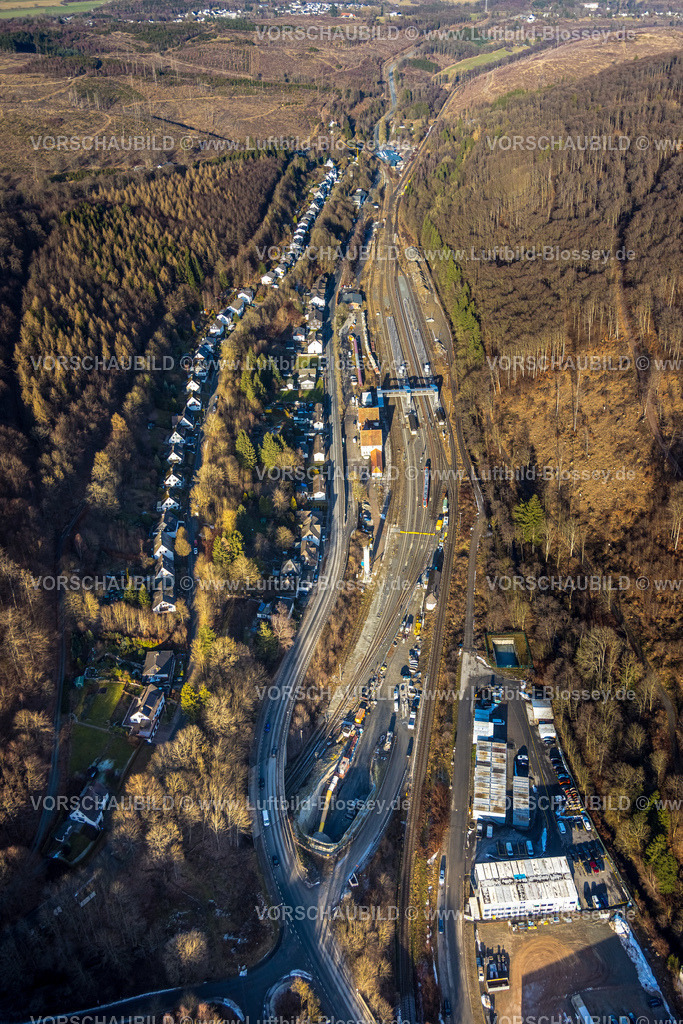 Brilon260104749 | Luftbild, Bahnhof Brilon-Wald im Waldgebiet mit Fußgängerbrücke zu den einzelnen Bahnsteigen, Wohnhäuser aufgereiht wie an einer Perlenschnur am Hammerweg am Wald, Waldgebiet mit Waldschäden, Brilon-Wald, Brilon, Sauerland, Nordrhein-Westfalen, Deutschland
