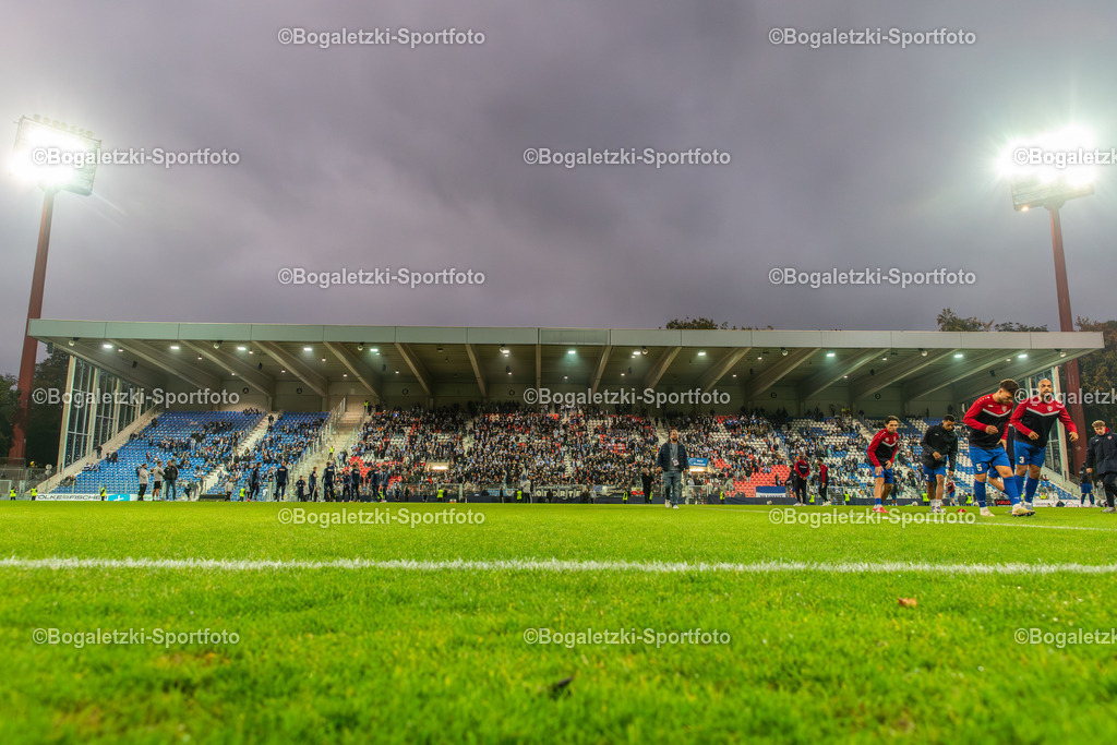 Grotenburg Stadion | 15.10.2025, Fußball, Niederrheinpokal, KFC Uerdingen - MSV Duisburg: Die Gegentribüne des Grotenburg Stadions mit MSV Fans im Flutlicht - Realisiert mit Pictrs.com