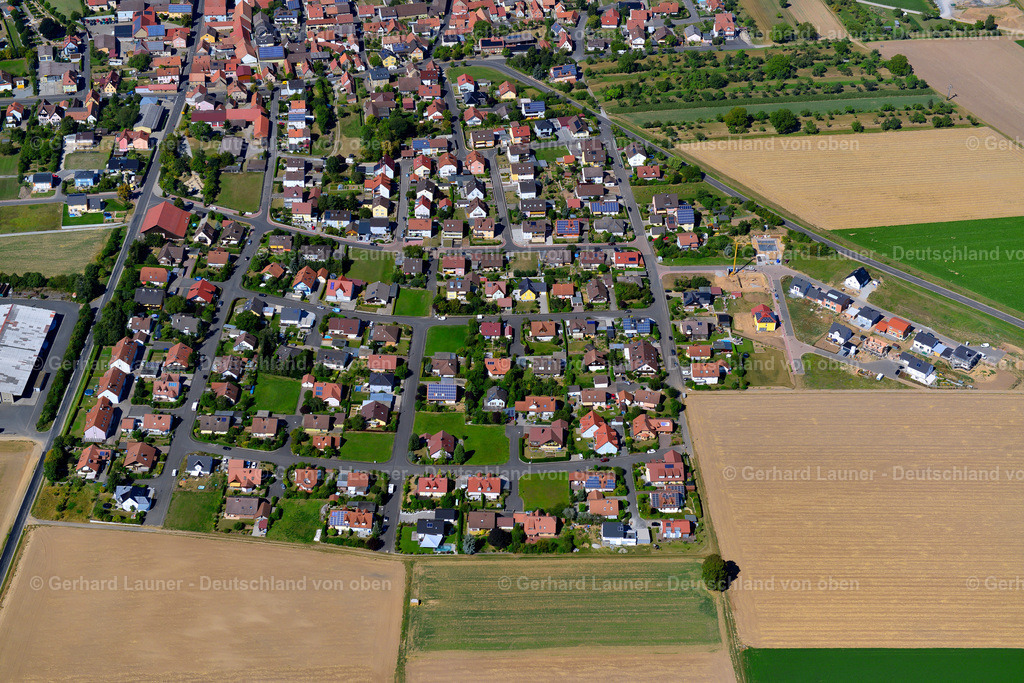3650278 | OBERPLEICHFELD 31.08.2016 Ortsansicht am Rande von landwirtschaftlichen Feldern und Nutzflächen  in Oberpleichfeld im Bundesland Bayern, Deutschland // Village view on the edge of agricultural fields and land  in Oberpleichfeld in the state Bavaria, Germany Foto: Gerhard Launer