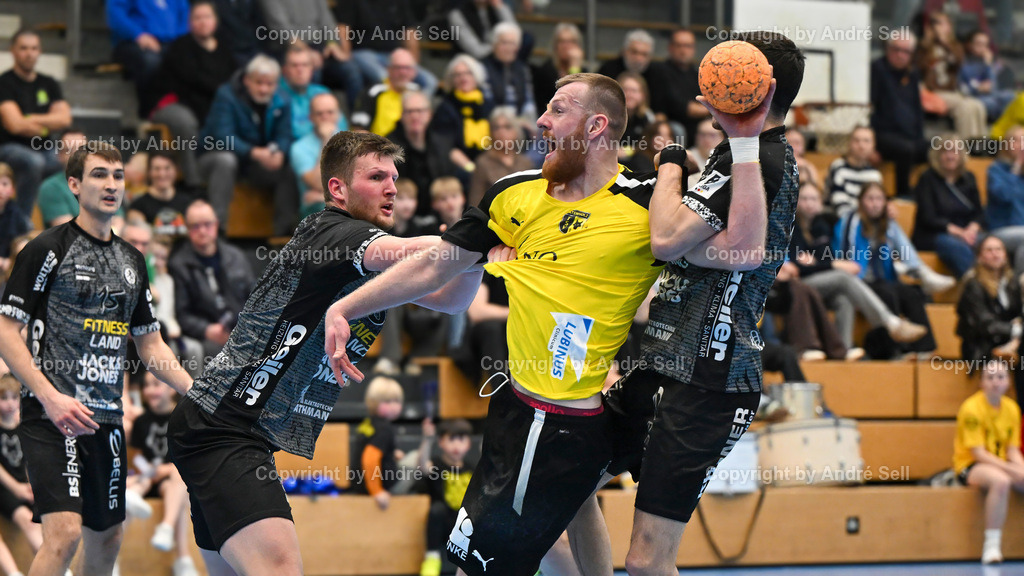 TSV Altenholz vs MTV Braunschweig | Lars Meereis (TSVA #9 trifft hier zum 22-27) vs Lukas Friedhoff (Braunschweig #6) &amp; Tim Janos Otto (Braunschweig #2) / Handball 3. Liga Nord-Ost Männer 2025/2026 / TSV Altenholz vs MTV Braunschweig / Edgar-Meschkat-Halle / Altenholz / 14.03.26 - Realisiert mit Pictrs.com