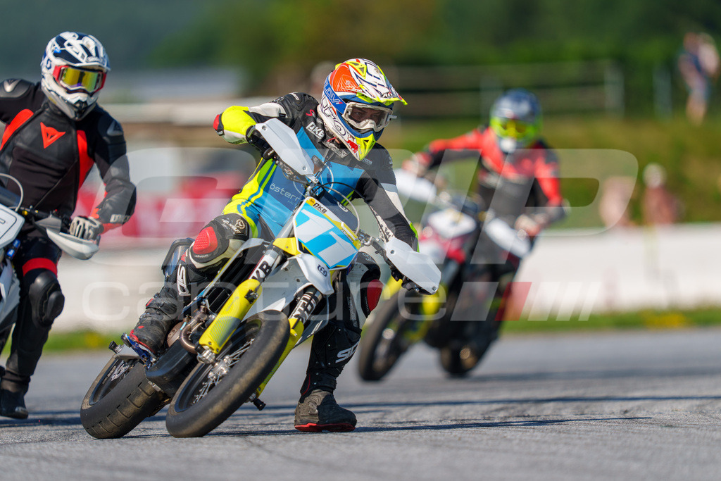 SuperMoto_Staatsmeisterschaft_Greinbach_177 | GRIPcapture steht für authentische Sportfotografie in Österreich – für Momente, die mehr sind als Geschwindigkeit oder Ergebnis. Es geht um Emotion, Spannung, Fokus und den Augenblick, der oft nur einen Wimpernschlag dauert.Ob Motorsport, Teamsport oder 