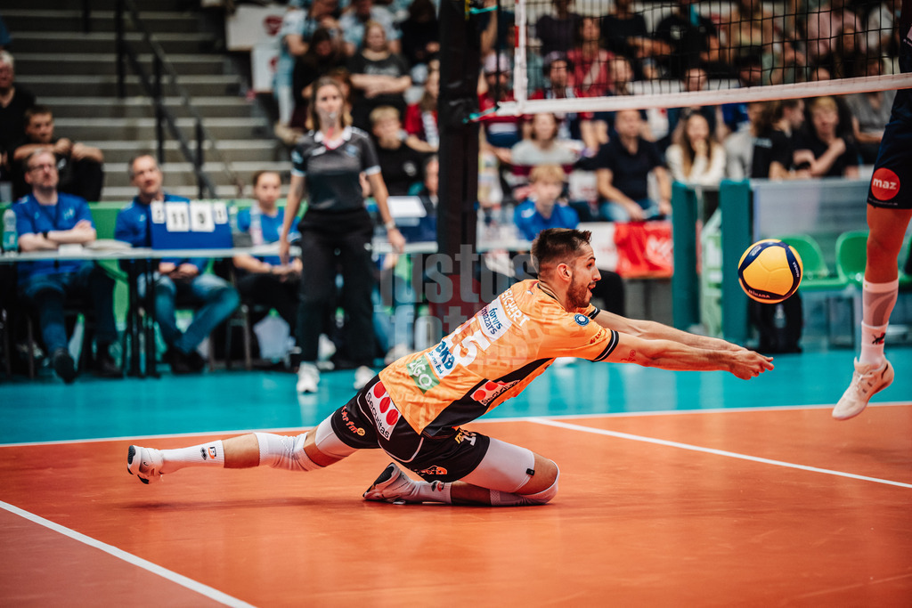 Volleyball | Herren | Saison 2025/2026 | Volleyball Ligacup | Finale | SVG Lüneburg vs. Berlin Recycling Volleys | 12.10.2024 | Moritz Reichert (#15, BERLIN RECYCLING Volleys) springt zum Ball