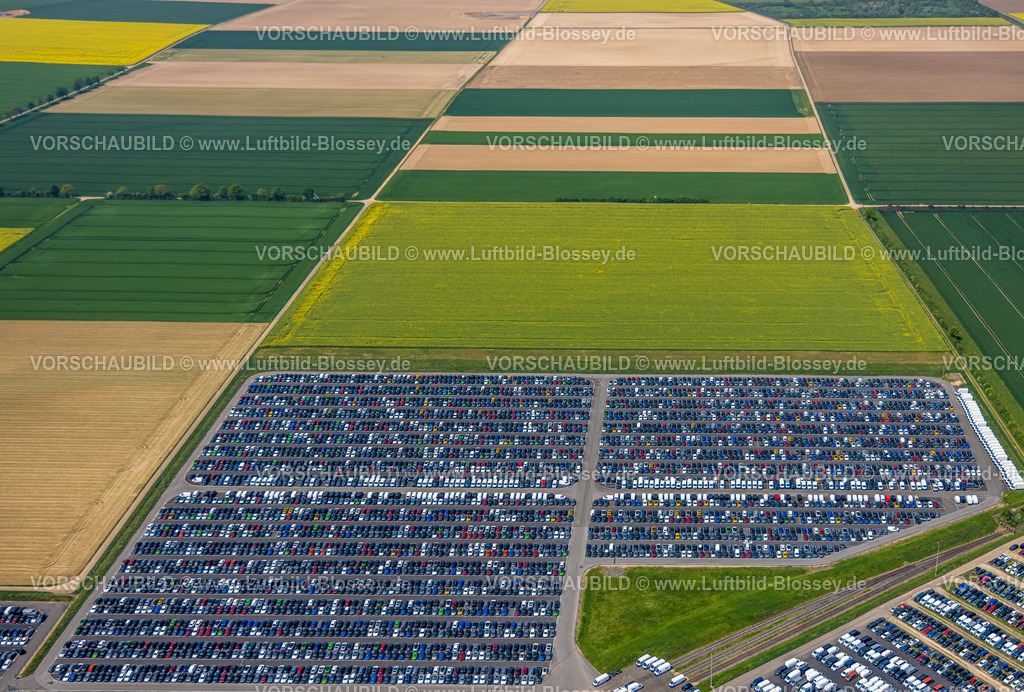 Zuelpich240501712 | Luftbild, Wallenius Wilhelmsen Logistics Germany, Gewerbegebiet mit KFZ Transportunternehmen für PKW und LKW Mega Parkplatz, umgeben von kachelförmigen Wiesen und Feldern, Formen und Farben, Geich, Zülpich, Nordrhein-Westfalen, Deutschland