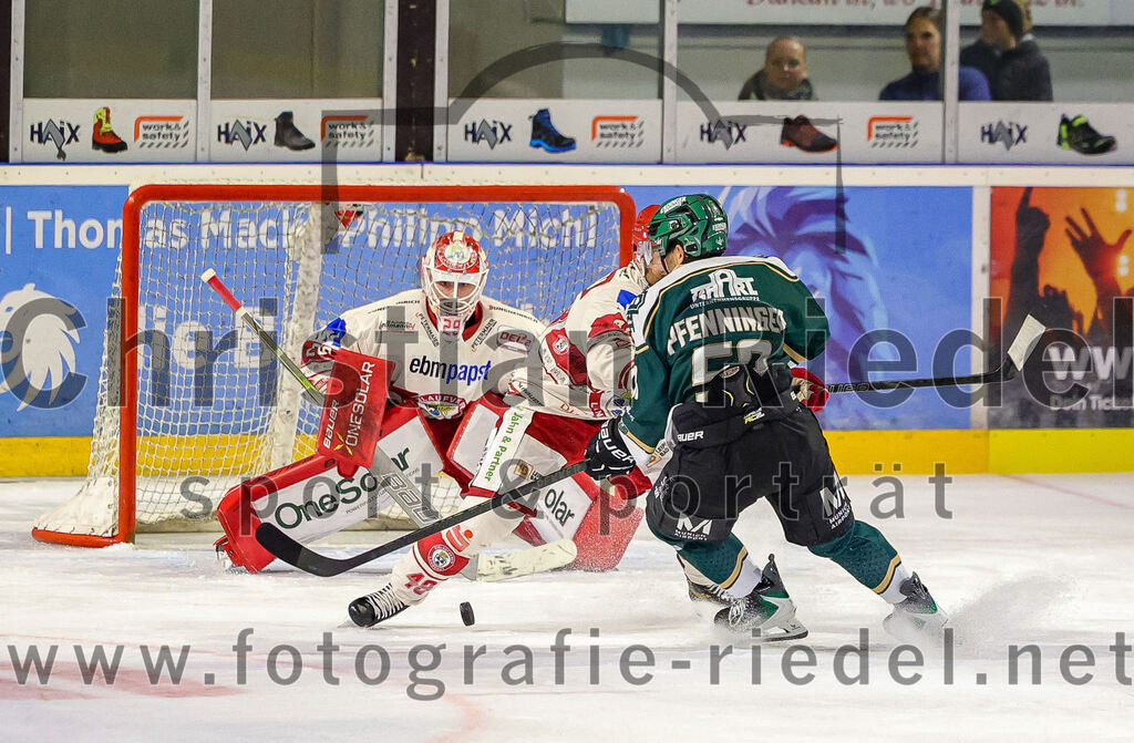 2025-09-12_045_TSV_Erding_gegen_EV_Landshut | Erding, Deutschland, 12.09.2025:Eishockey, Oberliga Süd 2025 / 2026, Testspiel, TSV Erding gegen EV Landshut, Endergebnis: 4:6Philipp Dietl (EV Landshut, #29), Wade Bergman (EV Landshut, #48), Paul Pfenninger (Erding Gladiators, #58)Foto: Christian Riedel / fotografie-riedel.net