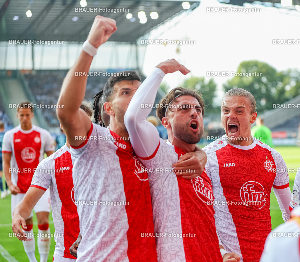 Rot-Weiss Essen - TSV 1860 München - 3.Liga | Essen, Deutschland, 01.08.2025José-Enrique Ríos Alonso (Rot-Weiss Essen) Torjubel, jubelt mit seiner Mannschaft nach dem Treffen zum 1:0während des 3.Liga Spiels zwischen Rot-Weiss Essen- TSV 1860 München im Stadion an der Hafenstraße am 01.08.2025 in Essen. (Foto von Timo Bluhmki-Schmidt/ Brauer-Fotoagentur)