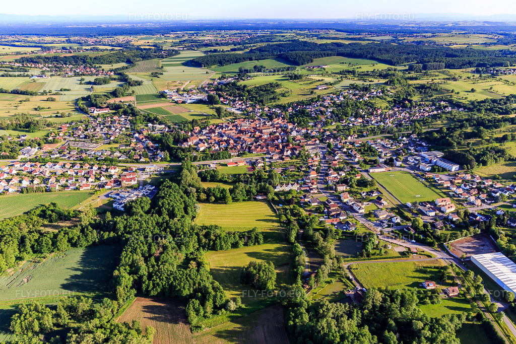 Vue aérienne: Vue de la ville depuis le nord à Wœrth dans le département Bas Rhin, France – .Photo: IMG_100799.jpg prise le 08/06/2017 par Werner Riehm/FLY-FOTO.eu – Résolution de l'original: 5472 x 3648 px