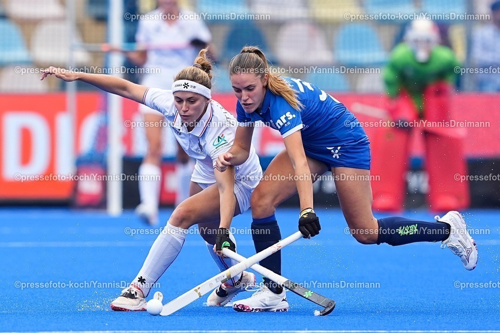 xydrx17082501013 | 17.08.2025, xydrx, Frauen EuroHockey Championship 2025, Gruppe C, Frankreich - Schottland, Sparkassenpark Mönchengladbach: Marie-Alice Pelletier Rimbert (FRA #6) im Zweikampf gegen Ava Findlay (SCO #37)