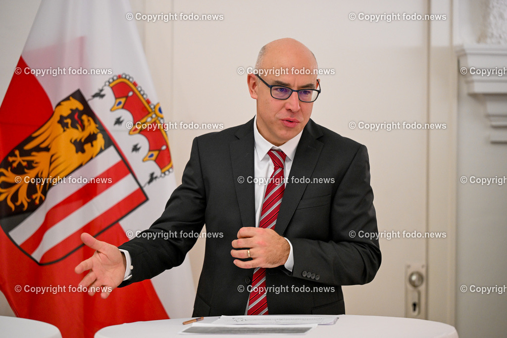 Pressekonferenz Land Ooe_ Stabilitaet der Lieferketten im Fokus_ 22.01.2024-40 | 22.01.2024, Linz, AUT, Pressekonferenz Land Ooe, Stabilitaet der Lieferketten im Fokus – aktuelle Analysen und Forschungsergebnisse und kuenftige Schwerpunkte im Bild Gabriel Felbermayr (Direktor Oesterreichisches Institut fuer Wirtschaftsforschung (WIFO) und Vizepraesident Supply Chain Intelligence Institute Austria (ASCII))