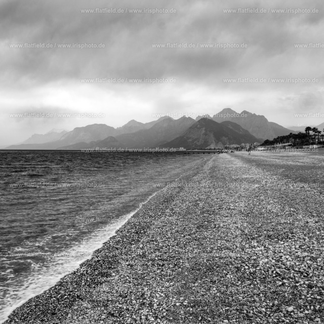 Antalya Konyaaltı-Strand | Landschaftsfoto des Konyaaltı Strandes in Antalya | schwarz-weiß