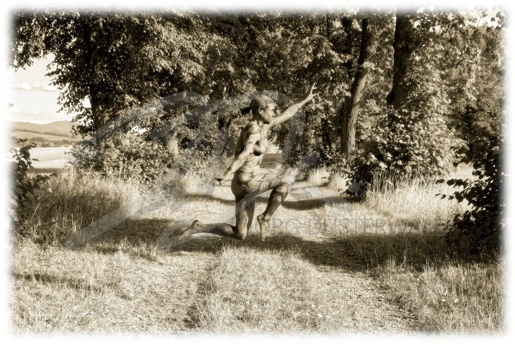 NatureArt-LINDENALLEE_3777b3c | Springende Sepia | #017 | Modell: Tatjana Heinz | Foto: Tschiponnique Skupin - Realisiert mit Pictrs.com