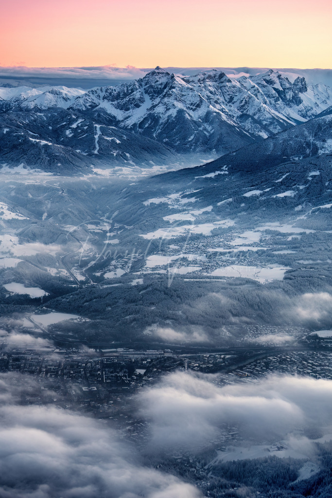 Serlesblick | Blick über das neblige Innsbruck in Richtung Serles nach dem Sonnenuntergang
