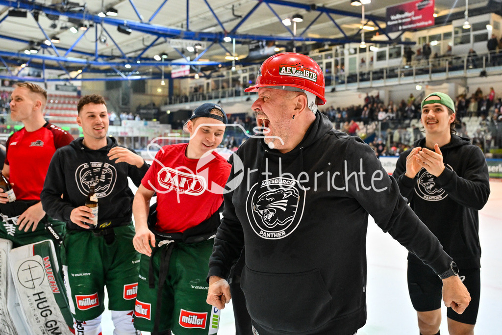 Iserlohn Roosters - Augsburger Panther | Die Spieler der Panther feiern zusammen mit den Fans den Klassenerhalt in Iserlohn / Freude / Happy / Abstieg / Absteiger / DEL: Iserlohn Roosters - Augsburger Panther, Eissporthalle Iserlohn am 07.03.2025 / Betreuer VOLKER REINHARDT