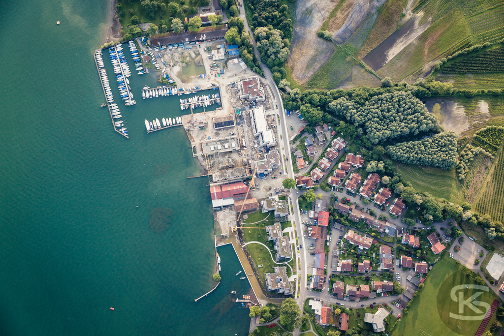 Luftaufnahme Yachthafen Kressbronn & Wohnsiedlung am Wasser – Urlaub | Hochwertige Luftaufnahme des Yachthafens in Kressbronn am Bodensee mit zahlreichen Booten und einer idyllischen Wohnsiedlung am Wasser. - Realisiert mit Pictrs.com