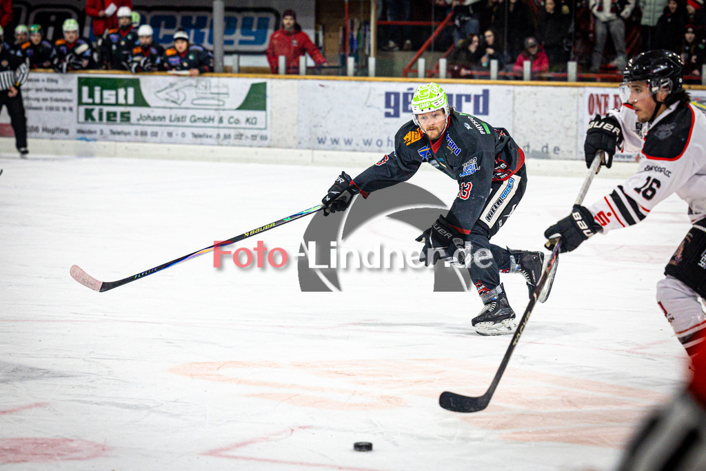 Peißenberg MINERS gegen EV Dingolfing ISAR RATS | Eishockey Bayernliga 2025/26 Vorrunde 28. Spieltag, Peißenberg MINERS gegen EV Dingolfing ISAR RATS, 20260118,Weiland PARRISH (MINERS 13) in Aktion,2026-01-18 in Peißenberg (flatbuy Arena Peißenberg), Weiland PARRISH (MINERS 13), Finn TEUBNER (Dingolfing 16)Copyright: WolfgangxLindner www.foto-lindner.de