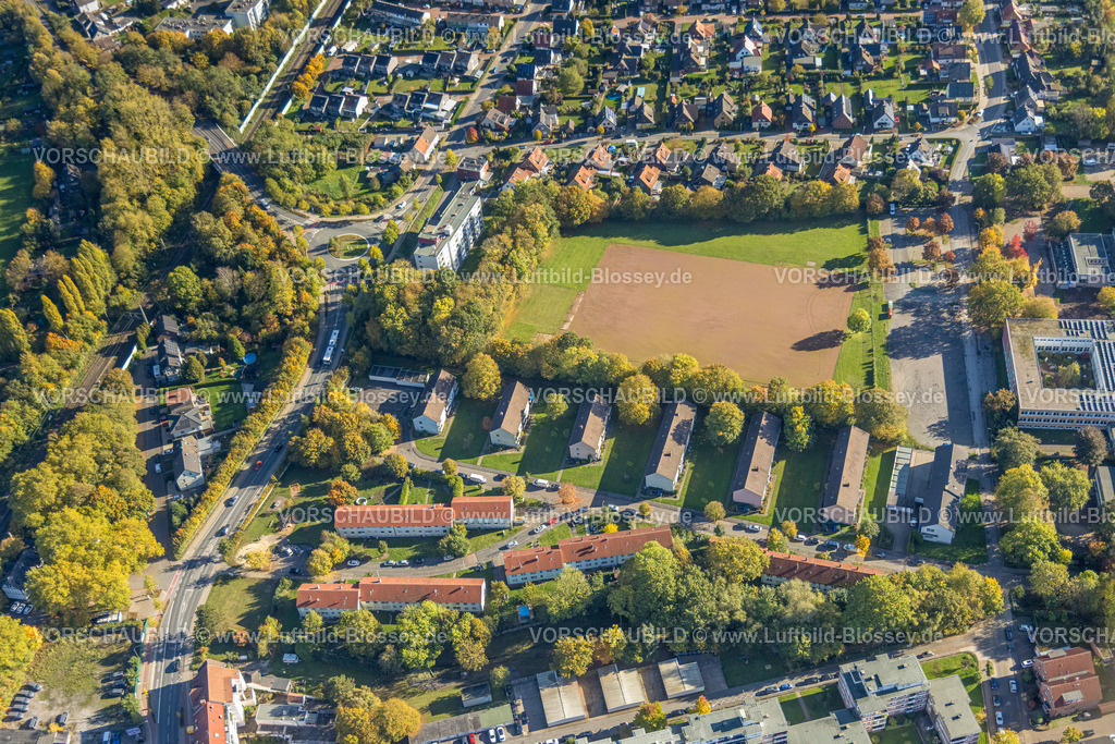 Hamm251001850 | Luftbild, Ortsansicht Pelkum, Reihenhäuser Mietshäuser, Freie Waldorfschule und Sportplatz Aschenplatz, Kamener Straße Kreisverkehr mit Horst Hrubesch und Mike Hanke Statue, Stadtbezirk Pelkum, Hamm, Ruhrgebiet, Nordrhein-Westfalen, Deutschland