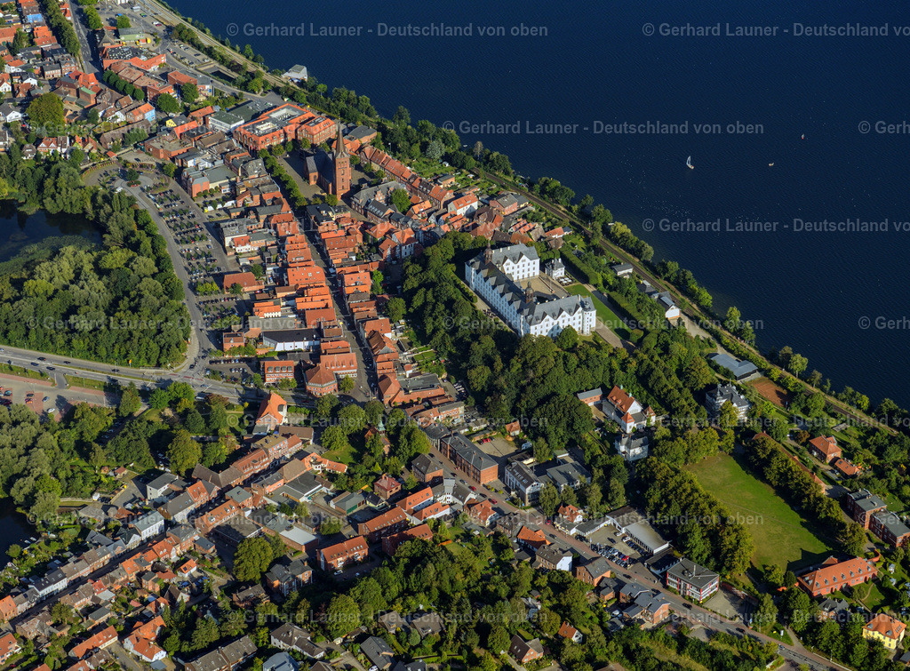 3293143 | PLöN 07.08.2020 Ortskern am Uferbereich der Seen- Kette des Plöner Sees in Plön in der Holsteinischen Schweiz im Bundesland Schleswig-Holstein, Deutschland. // Village on the banks of the area lake of the chain of lakes of the Ploener See in Ploen in the Holsteinische Schweiz in the state Schleswig-Holstein, Germany. Foto: Gerhard Launer