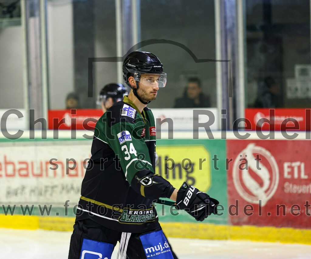 2022-12-09_014_TSV_Erding_gegen_EHC_Waldkraiburg | Erding, Deutschland, 09.12.2022:
Eishockey, Bayernliga 2022 / 2023, 19. Spieltag, TSV Erding gegen EHC Waldkraiburg, Endergebnis: 9:2

Bastian Cramer (Erding Gladiators, #34)

Foto: Christian Riedel / fotografie-riedel.net