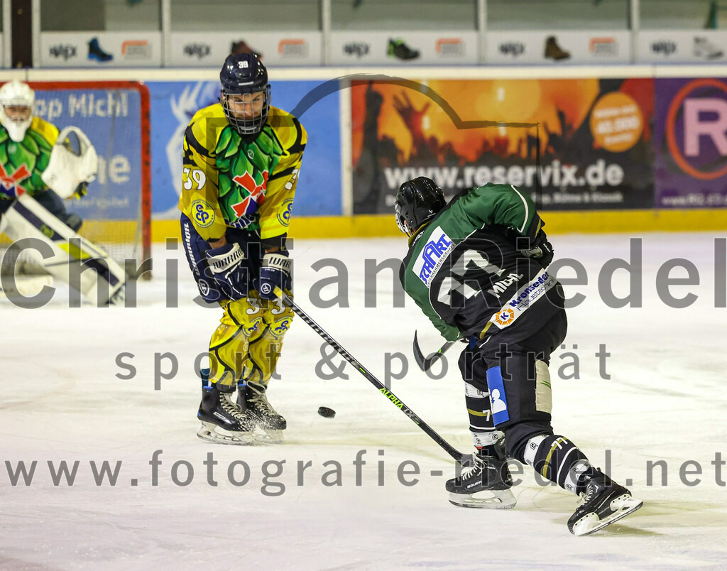 2022-12-16_022_TSV_Erding_gegen_EC_Pfaffenhofen | Erding, Deutschland, 16.12.2022:
Eishockey, Bayernliga 2022 / 2023, 21. Spieltag, TSV Erding gegen EC Pfaffenhofen, Endergebnis: 14:1

Torwart Hannes Kiefer (EC Pfaffenhofen, #30), Anton Münzhuber (EC Pfaffenhofen, #39), Philipp Michl (Erding Gladiators, #77)

Foto: Christian Riedel / fotografie-riedel.net