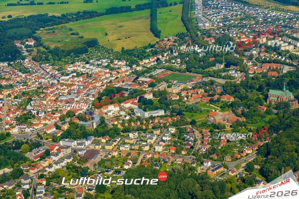 Luftbild Bad Doberan - Die Luftaufnahme wurde 2025 vom UL-Flugzeug heraus erstellt ( keine Drohne ) - Hochauflösende Luftaufnahme - für professionelle Ausdrucke geeignet. Die Geschenkidee !Hier alle&nbsp;Infos zur Lizenzierung der LuftaufnahmeWir fliegen auch dieses Jahr wieder in Ihre Region um Luftbilder zu erstellen.- Luftbild anfragen