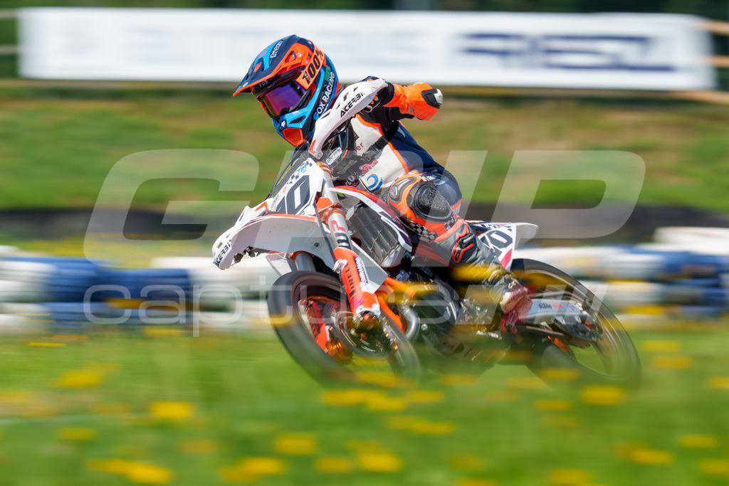 G-Cup + Supermoto Staatsmeisterschaft + Hungarian Supermoto Championship | GRIPcapture steht für authentische Sportfotografie in Österreich – für Momente, die mehr sind als Geschwindigkeit oder Ergebnis. Es geht um Emotion, Spannung, Fokus und den Augenblick, der oft nur einen Wimpernschlag dauert.Ob Motorsport, Teamsport oder 