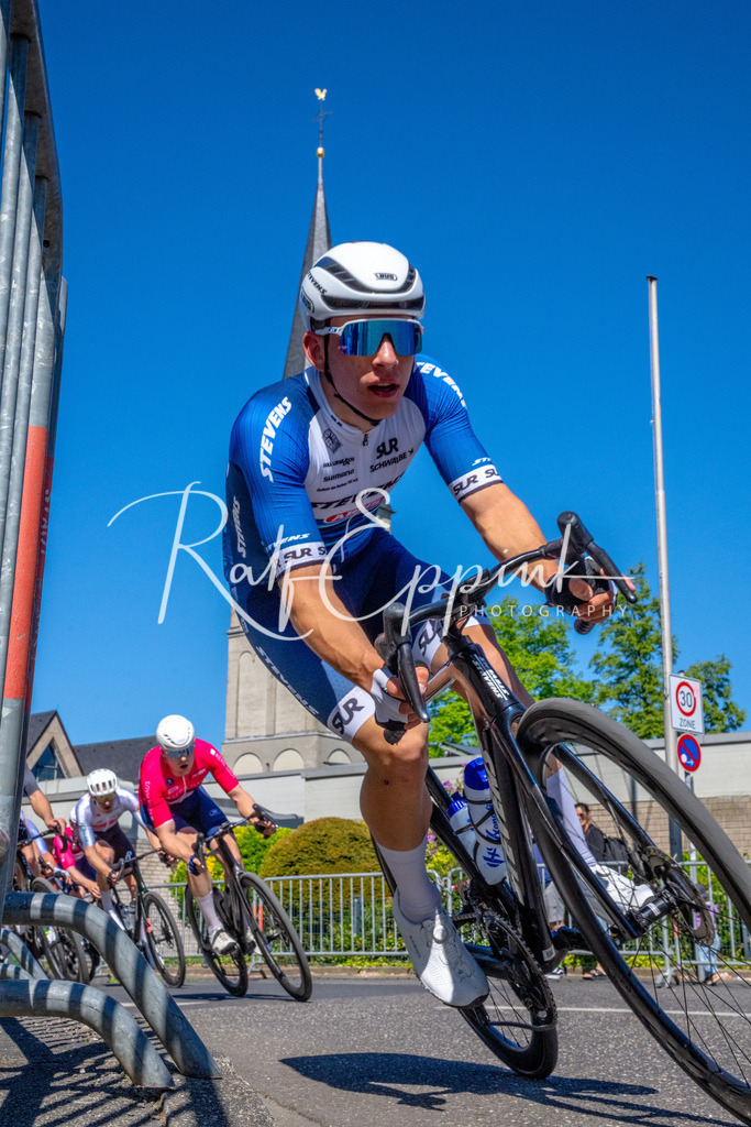 Spurt in den Mai 2026 - Großer Preis der Sparkasse Neuss | Annual one-day road cycling race "Großer Preis der Sparkasse Neuss" held in Büttgen, Germany, organized by VfR Büttgen 1912 e.V. The event features multiple races across all age categories from U11 youth to Elite men. - Realisiert mit Pictrs.com