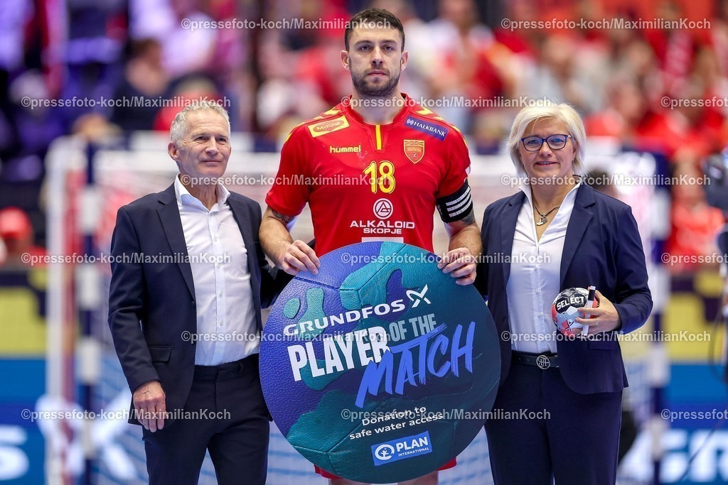 EHF18012601157 | 18.01.2026, Handball, Men's EHF EURO 2026, Portugal - Nordmazedonien, Jyske Bank Boxen in Herning, Dänemark, Preliminary Round: Player of the Match Ehrung Auszeichnung  Filip Kuzmanovski (North Macedonia #18) 