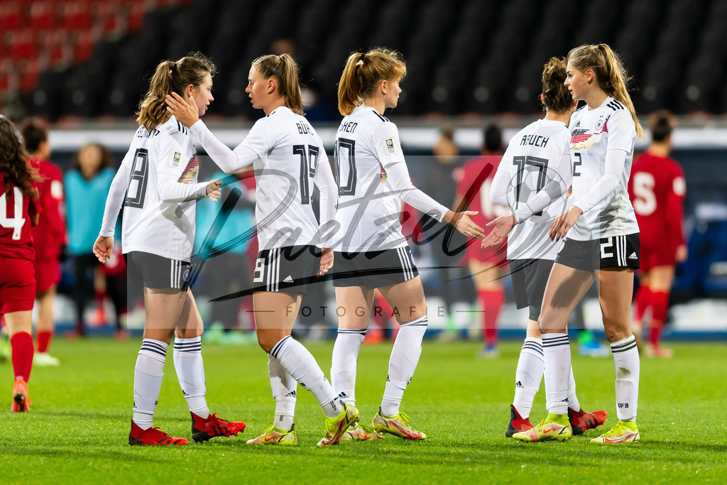 GERTUR20211126_069 | Fussball, Frauen:  Spielerinnen von Deutschland Schlussjubel, jubelt nach dem 8:0 Sieg bei dem Spiel der WM-Qualifikation zwischen Deutschland und Tuerkei im Eintracht-Stadion am 26.11.2021 in Braunschweig, Deutschland. - Realisiert mit Pictrs.com