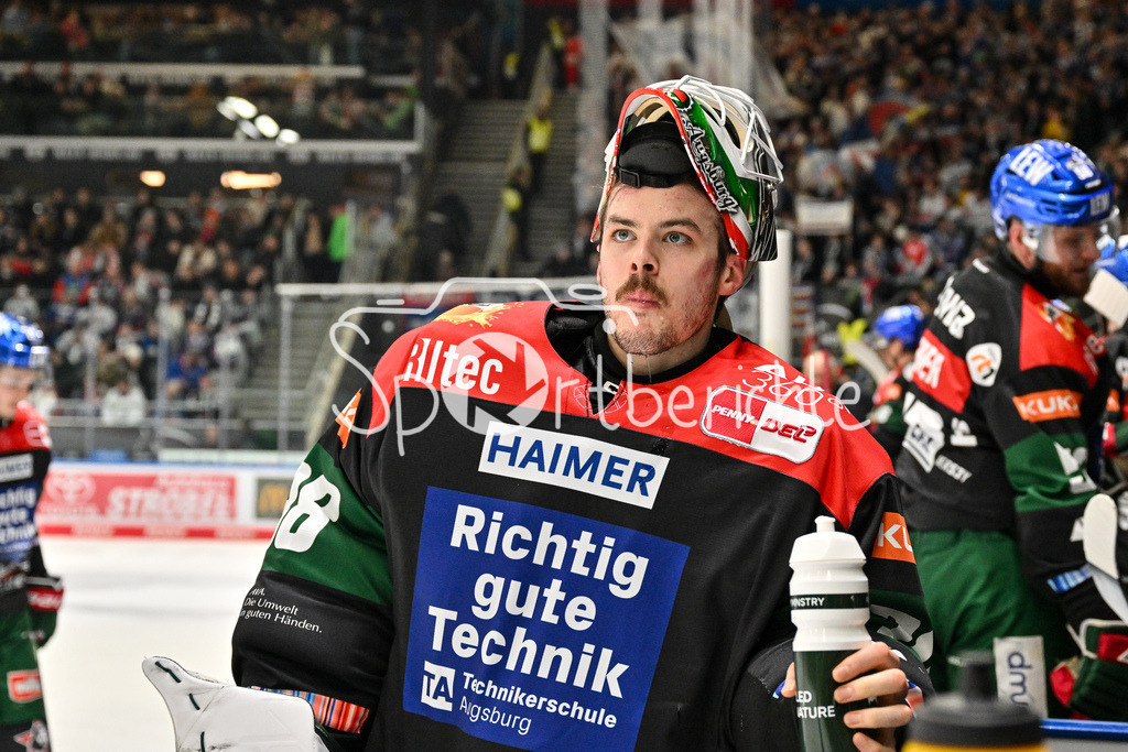 Augsburger Panther - Adler Mannheim | im Bild Strauss MANN (Augsburger Panther #38) im Powebreak / Freisteller / Einzelfoto / DEL: Augsburger Panther - Adler Mannheim, Curt Frenzel Stadion am 16.02.2025