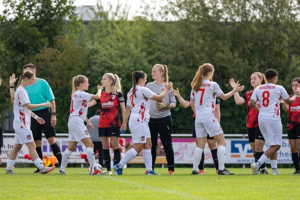 Fußball I FRAUEN I Saison 2025-2026 I Freundschaftsspiel I SGM Alfdorf-Mögglingen - 1FC Heidenheim 1846 I_250817_6940 | Fotopresso – Sportfotografie in Heidenheim & Umgebung. Professionelle Sportfotografie für unvergessliche Momente. Dynamische Action-Shots, emotionale Szenen & hochwertige Bilder. - Realisiert mit Pictrs.com