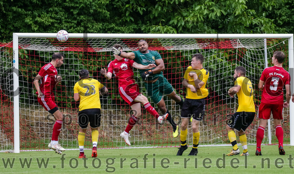 2023-07-29_094_FC_Finsing_gegen_SC_Kirchasch | Finsing, Deutschland, 29.07.2023:
Fußball, Kreisliga 2023 / 2024, 1. Spieltag, FC Finsing gegen SC Kirchasch, Endergebnis: 0:2

Dominik Keuter (FC Finsing, #18), Alexander Mrowczynski (SC Kirchasch, #23), Fabian Kövener (FC Finsing, #12), Torwart Sven Kouame (SC Kirchasch, #1), Markus Zollner (SC Kirchasch, #9), Igor Thomas (SC Kirchasch, #7), Josef Weber (FC Finsing, #3)

Foto: Christian Riedel / fotografie-riedel.net
