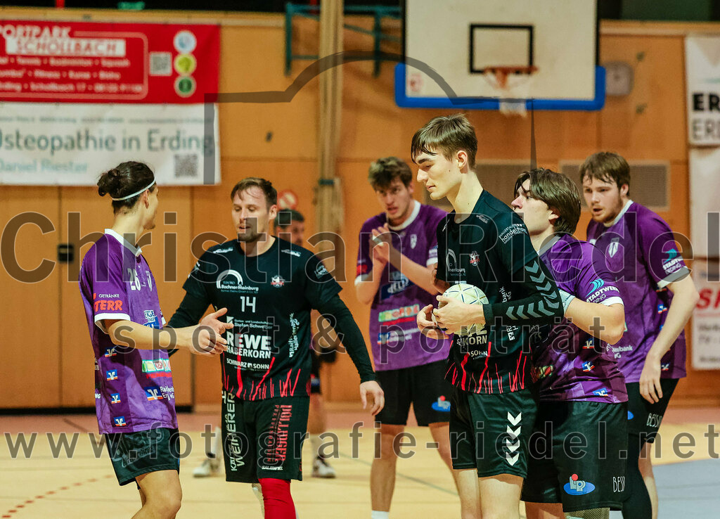 2023-11-26_094_SpVgg_Altenerding_gegen_TSV_1861_Mainburg | Erding, Deutschland, 26.11.2023:
Handball, Bezirksoberliga Männer 2023 / 2024, 9. Spieltag, SpVgg Altenerding gegen TSV 1861 Mainburg, Endergebnis: 34:20

Luis Leitner (SpVgg Altenerding, #26), Marius May (TSV 1861 Mainburg, #14)

Foto: Christian Riedel / fotografie-riedel.net