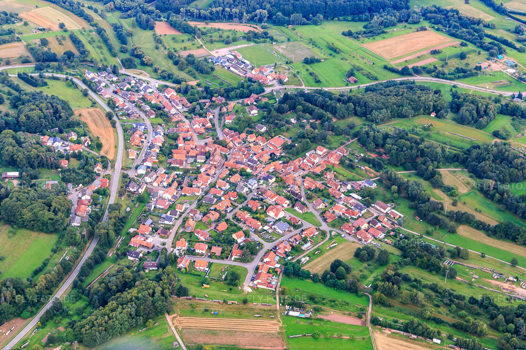 Luftbild: Ortsansicht von Westen in Völkersweiler im Bundesland Rheinland-Pfalz in Deutschland. Foto: IMG_128469.jpg vom 21.08.2021 durch Werner Riehm/FLY-FOTO.de