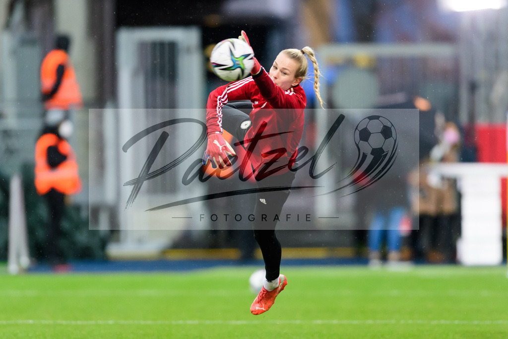GERTUR20211126_073 | Fussball, Frauen: Torwart Merle Frohms (Germany) in Aktion, am Ball, Einzelaktion bei dem Spiel der WM-Qualifikation zwischen Deutschland und Tuerkei im Eintracht-Stadion am 26.11.2021 in Braunschweig, Deutschland. - Realisiert mit Pictrs.com