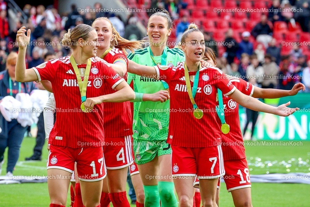 xsscx14052601084a | 2026.05.14, xsscx, Fußball, Finale DFB-Pokal Frauen, VfL Wolfsburg -  FC Bayern München, Saison 2025 2026, Rhein-Energie-Stadion in Köln: Die Mannschaft vom FC Bayern München feiert ihren Sieg im DFB-Pokal Finale mit Klara Bühl (FC Bayern München #17), Glodis Perla Viggosdottir (FC Bayern München #4), Ena Mahmutovic (FC Bayern München #32), Giulia Gwinn (FC Bayern München #7), Momoko Tanikawa (FC Bayern München #18) DFB regulations prohibit any use of photographs as image sequences and or quasi-video. Photo: xSandraxScherningxPressefotoKochx