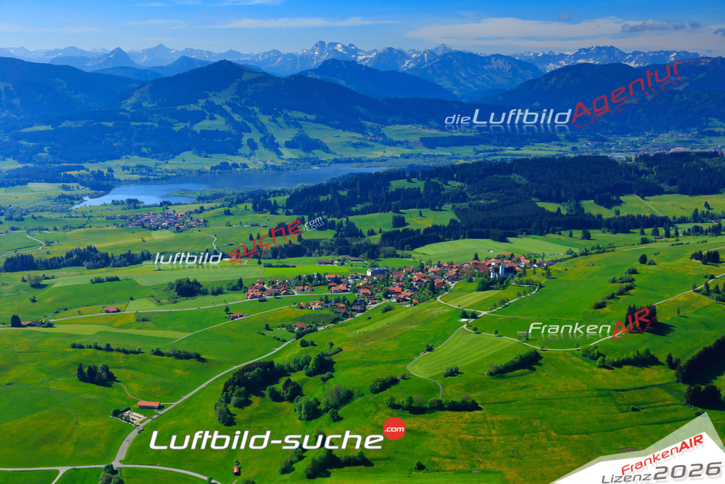 Die Luftaufnahme Mittelberg - Oy Mittelberg wurde vom UL-Flugzeug (keine Drohne) aus fotografiert.Hohe Druck- Auflösung-die Geschenkidee!