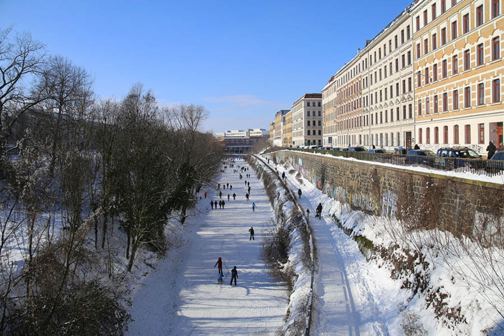 Karl-Heine-Kanal im Winter | Entdecke über 20 Kategorien Leipzig-Motive: Foto-Downloads, hochwertige Poster, Leinwand- & Fine-Art-Prints. Jetzt Lieblingsfoto im Bildlexikon Leipzig Shop bestellen!