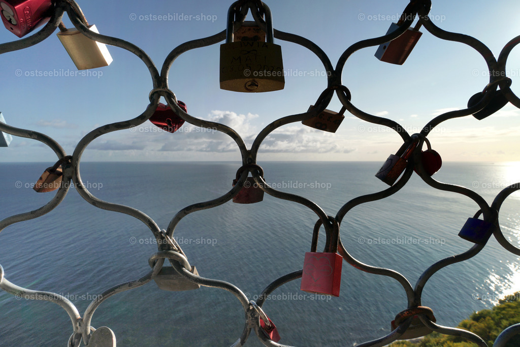 Aus Liebe zur Ostsee  | Das Bild zeigt Liebesschlösser am Geländer der Victoria-Sicht in der Stubbenkammer.