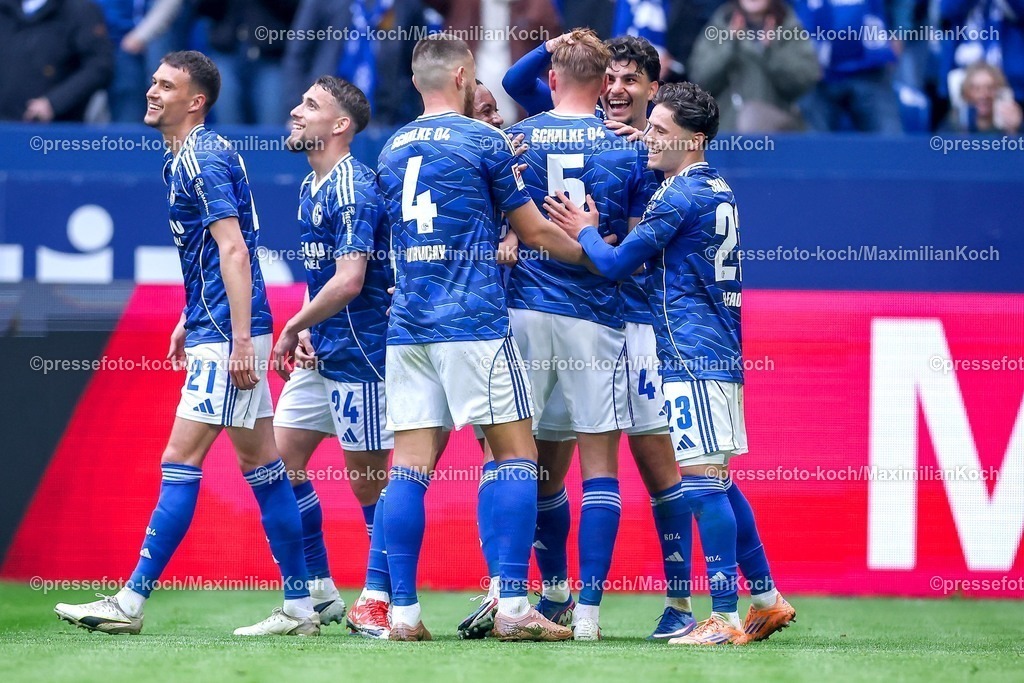 S0419042601019 | 19.04.2026, Fußball, FC Schalke 04 - SC Preußen Münster, 30. Spieltag, 2. Fußball Bundesliga, Veltins-Arena Gelsenkirchen, Saison 2025 2026: Torjubel nach dem Tor zum 2:0 durch Torschütze Timo Becker&nbsp;(Schalke04 #05)  zusammen mit Dejan Ljubicic&nbsp;(Schalke04 #21) Adil Aouchiche&nbsp;(Schalke04 #24) Hasan Kurucay&nbsp;(Schalke04 #04) Soufiane El-Faouzi&nbsp;(Schalke04 #23)    DFB regulations prohibit any use of photographs as image sequences and or quasi-video.