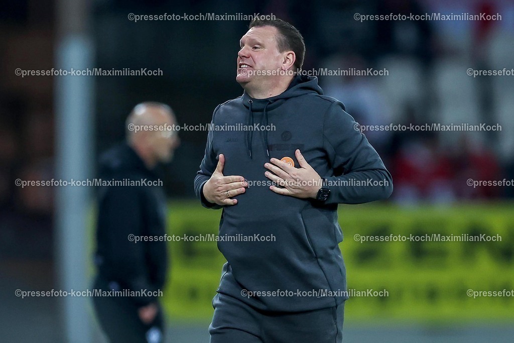 RWE09032501056 | 2025.03.09, Fußball, 3.Liga, Rot-Weiss Essen - SV Waldhof Mannheim, Stadion Hafenstraße, Saison 2024 2025: Cheftrainer Uwe Koschinat (Trainer RWE) gestikulierend an der SeitenlinieDFB regulations prohibit any use of photographs as image sequences and or quasi-video.