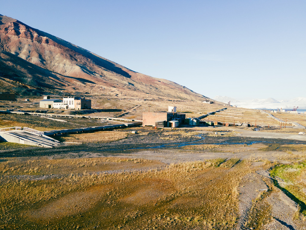 Pyramiden-auf-Spitzbergen-aus-der-Luft 04 - URBANISTER | Durch die Stadt gehen, als wohnte man woanders. Fotografie, subjektiver Urbanismus und aktiver Müßiggang. - Realisiert mit Pictrs.com
